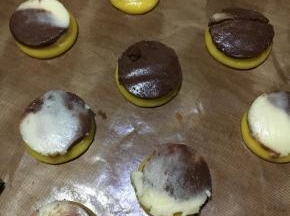 挤入学厨HELLO KITTY方盘中，取出酥皮，用裱花嘴按出圆形块状。可以放上油布，或者油纸，更方便取下，烤箱开始预热180度！「我用的是○大圆嘴！」