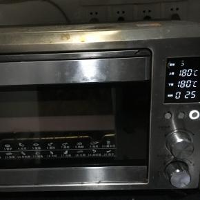 覆盖在泡芙上！放入预热好的烤箱，180度，28分钟！中层！