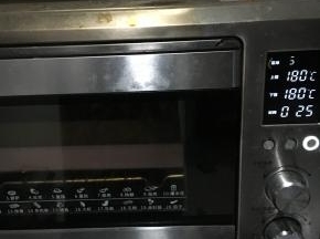 覆盖在泡芙上！放入预热好的烤箱，180度，28分钟！中层！