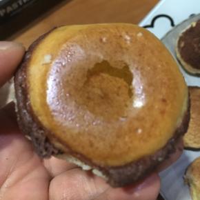 烘烤结束后，烤箱门可开一条小缝隙，让其慢慢自然冷却，取出中间用筷子戳一个洞即可挤入奶油了，真的好好吃呢，