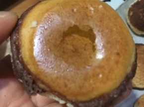 烘烤结束后，烤箱门可开一条小缝隙，让其慢慢自然冷却，取出中间用筷子戳一个洞即可挤入奶油了，真的好好吃呢，