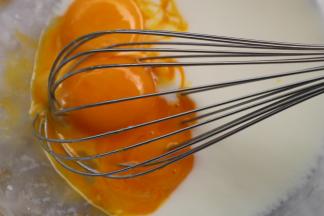 加入蛋黄，搅拌均匀。（蛋清分离出备用）