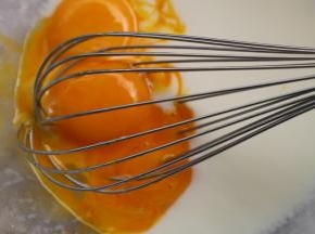 加入蛋黄，搅拌均匀。（蛋清分离出备用）