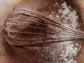 再筛入低粉和可可粉，拌匀。