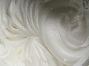 蛋清一次加入砂糖与柠檬汁用电动打蛋器低速打发至小尖角的状态。