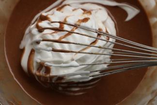 取1/3打发好的蛋清加入可可面糊中拌匀。