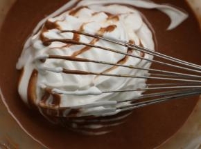 取1/3打发好的蛋清加入可可面糊中拌匀。