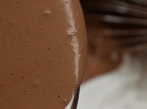 拌匀的可可糊再倒入剩下的2/3的蛋清中，翻拌匀（这里是翻拌）