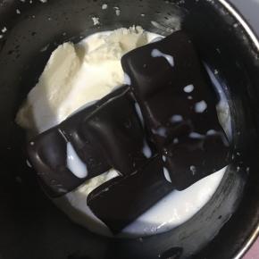 慕斯糊：奶油奶酪，牛奶加巧克力入小锅小火不断搅拌加热至巧克力融化，