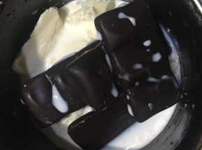 慕斯糊：奶油奶酪，牛奶加巧克力入小锅小火不断搅拌加热至巧克力融化，