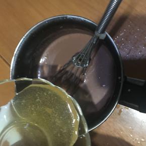 吉利丁片用冷水泡软，再捞出隔热水融化，倒入温热的巧克力牛奶中继续搅匀。