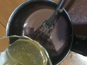 吉利丁片用冷水泡软，再捞出隔热水融化，倒入温热的巧克力牛奶中继续搅匀。