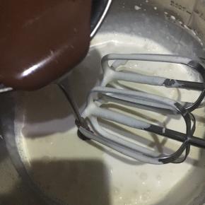 淡奶油打至6-7成，浓稠流动的状态，倒入巧克力牛奶中翻拌匀。慕斯糊就做好了。