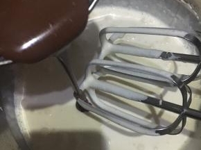 淡奶油打至6-7成，浓稠流动的状态，倒入巧克力牛奶中翻拌匀。慕斯糊就做好了。