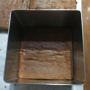 蛋糕切至比慕斯圈再小一圈的大小状，模具底包一层锡纸，放一片至最底层。