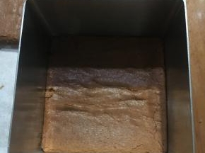 蛋糕切至比慕斯圈再小一圈的大小状，模具底包一层锡纸，放一片至最底层。