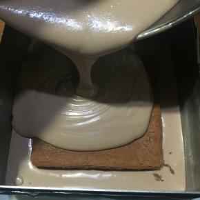 倒入慕斯糊，没过蛋糕片后再依次放入刷过酒的第二片蛋糕片，再次倒入慕斯糊。