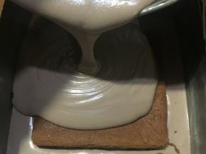 倒入慕斯糊，没过蛋糕片后再依次放入刷过酒的第二片蛋糕片，再次倒入慕斯糊。