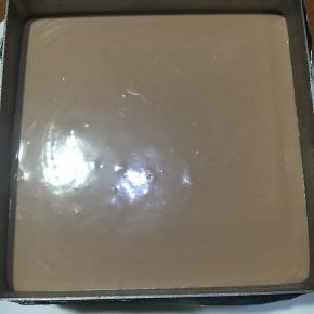 以此类推，我一共用了2片蛋糕片，放入冰箱冷藏一晚，第二天脱模用电吹风绕模具边吹上三四圈即可脱模。（也可先入冷冻室冷冻5分钟后再取去再放入第二片，第三片……这样可以有效避免蛋糕片出现上浮现像。）