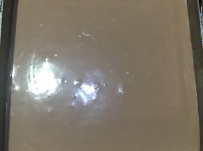 以此类推，我一共用了2片蛋糕片，放入冰箱冷藏一晚，第二天脱模用电吹风绕模具边吹上三四圈即可脱模。（也可先入冷冻室冷冻5分钟后再取去再放入第二片，第三片……这样可以有效避免蛋糕片出现上浮现像。）