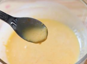 用勺子压成南瓜炼乳糊，如果有搅拌机的话，可以直接打成细腻的糊。