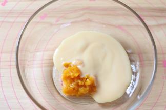 南瓜和部分炼乳放到容器中。预留一些炼乳，用于调节。
