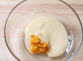 南瓜和部分炼乳放到容器中。预留一些炼乳，用于调节。