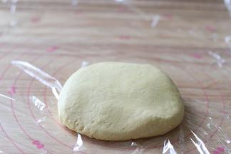达到了一个比较光滑不黏手的状态。放到案板上，最好在案板上事先铺一张保鲜膜，防粘。