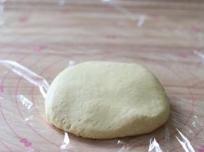 达到了一个比较光滑不黏手的状态。放到案板上，最好在案板上事先铺一张保鲜膜，防粘。