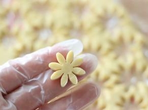用小模具压出形状。可以做成小的奶片，也可以用饼干模压成饼干状的奶片。