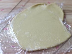 顶部也铺上保鲜膜，用擀面杖，擀成大约6mm厚的片。