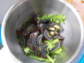 苦菊洗净切大段，皮蛋去壳切瓣，然后一起放入盆内。