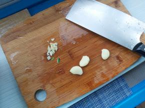 大蒜直接切碎。