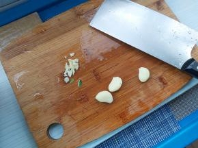 大蒜直接切碎。