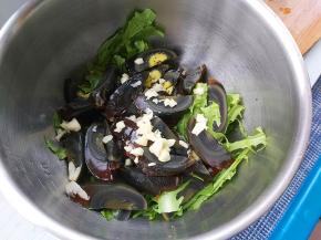 蒜末直接放弃凉拌的盆内。