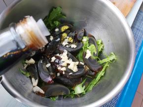 加入醋、生抽、白糖。