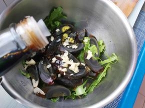 加入醋、生抽、白糖。
