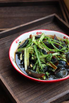 苦菊皮蛋成品图