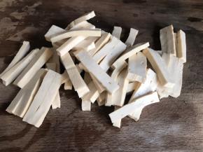 香干洗净后切成细长条，备用