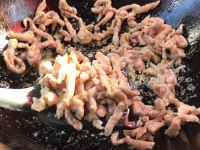 炒至变色，捞出沥油备用