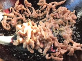 炒至变色，捞出沥油备用