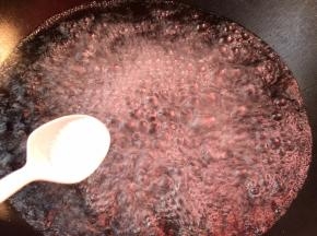 锅中烧半锅开水，加少许盐和油