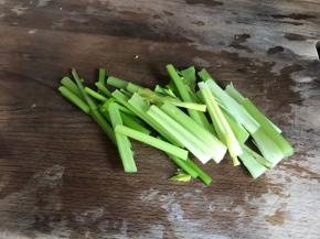 芹菜摘洗干净后，切成同香干长短的段