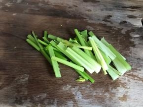芹菜摘洗干净后，切成同香干长短的段