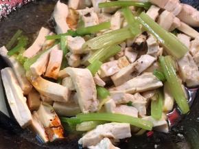 加入少许清水、捞出、生抽翻炒片刻