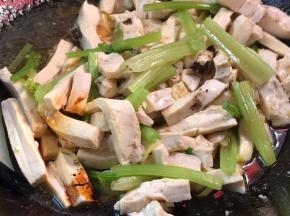 加入少许清水、捞出、生抽翻炒片刻