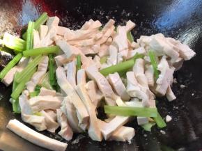 倒入芹菜和香干，翻炒均匀