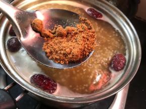 20分钟后，加入手工红糖，拌匀煮5分钟