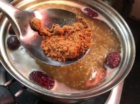 20分钟后，加入手工红糖，拌匀煮5分钟