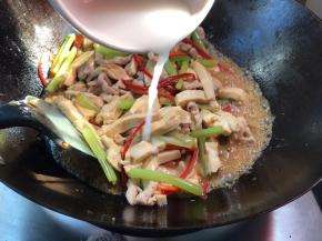 最后淋入淀粉水勾芡